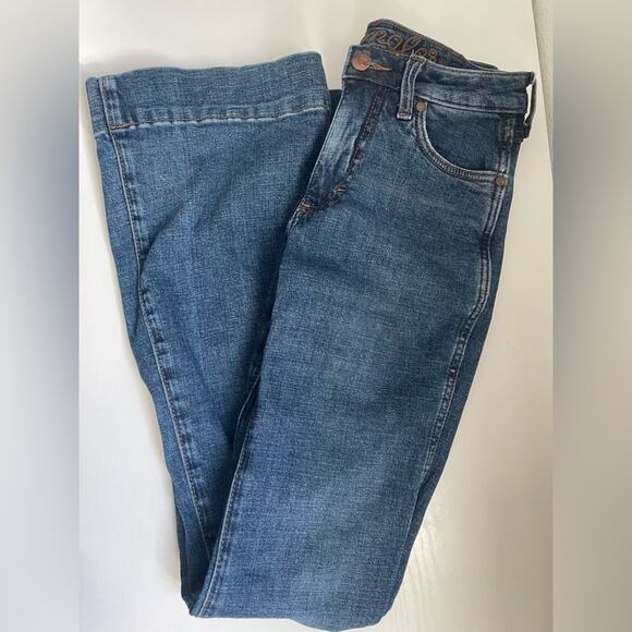 WOMEN'S WRANGLER RETRO® MAE MID RISE BOOTCUT JEAN - Picture 3 of 9